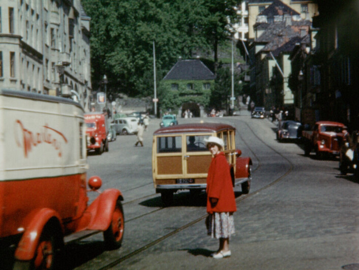 Uten tittel. Utklipp av Truls Wiel Wilsons fargefilm. Stillbilde av fargefilmen i spillefilmen «Bergen - i all beskjedenhet». 2020. Uten tittel. Utklipp av Truls Wiel Wilsons fargefilm. Stillbilde av fargefilmen i spillefilmen «Bergen - i all beskjedenhet». 2020.