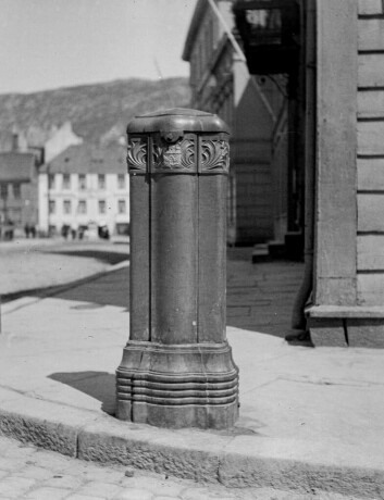 «Brann-hydrant». Ralph Lindequist Wilson. 1913 (ubb-wil-s-013). «Brann-hydrant». Ralph Lindequist Wilson. 1913 (ubb-wil-s-013).