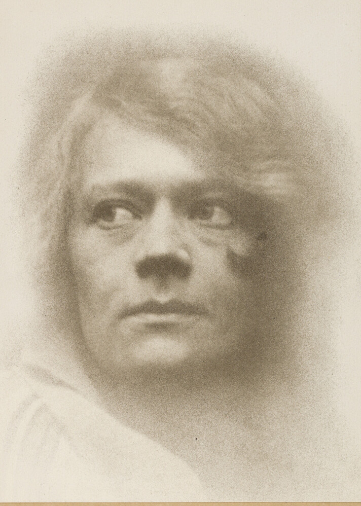 Utsnitt, «Edna i vinduet». Ralph Lindequist Wilson. 1920-tallet. Bromoljetrykk. Utsnitt, «Edna i vinduet». Ralph Lindequist Wilson. 1920-tallet. Bromoljetrykk.