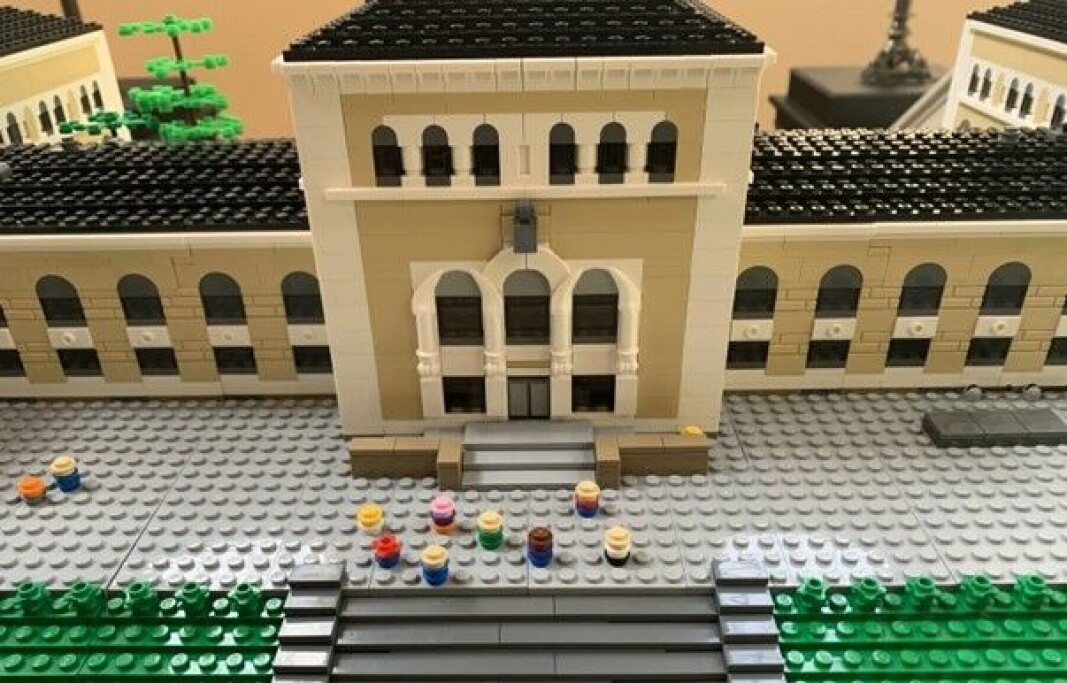 Svein Tore Bidne Bøes sønn på ni år har hjulpet til med å lage små mennesker som er på vei inn inngangspartiet til Universitetsmuseet. Svein Tore Bidne Bøes sønn på ni år har hjulpet til med å lage små mennesker som er på vei inn inngangspartiet til Universitetsmuseet.