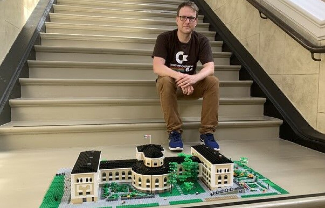 Svein Tore Bidne Bøe har brukt utallige timer på hobbyrommet for å bygge denne fantastiske versjonen av Universitetsmuseet, naturhistorie. Svein Tore Bidne Bøe har brukt utallige timer på hobbyrommet for å bygge denne fantastiske versjonen av Universitetsmuseet, naturhistorie.