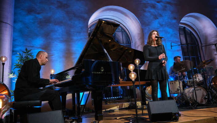 Gabriella Garrubo (vokal), Martin Vinje (piano), HC Dahlgaard (trommer) og Thomas Lossius (bass) satte en vakker musikalsk ramme rundt forelesningen. Gabriella Garrubo (vokal), Martin Vinje (piano), HC Dahlgaard (trommer) og Thomas Lossius (bass) satte en vakker musikalsk ramme rundt forelesningen.