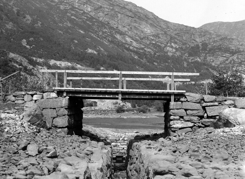 ubb-bs-ok-13155. Den gamle broen mellom Svartediket og Isdalsvann 1920-årene. Bilde 9 av 9, bruk pilene til å naviger.