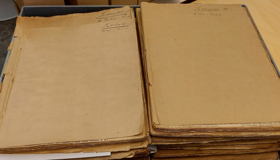 Ifra rundt 1905 samlet Paulson sine anmeldelser i egne klippbøker. Disse kan du i dag studere ved Manuskript- og librarsamlingen, UB.