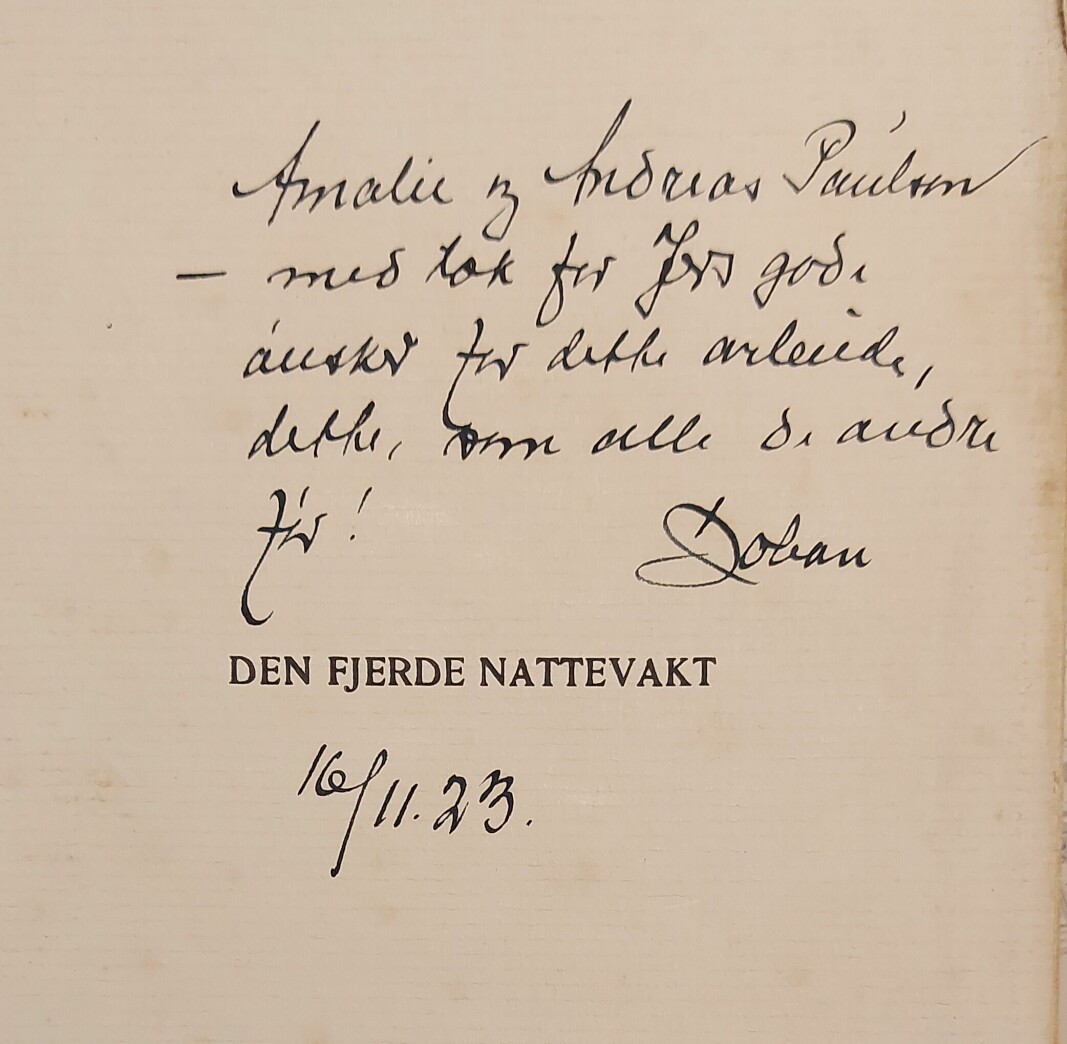 En av A.P.s mange forfattervenner var Johan Falkberget, som også besøkte Paulson flere ganger i Bergen. Her en hilsen til Andreas og frue fra selveste Johan.