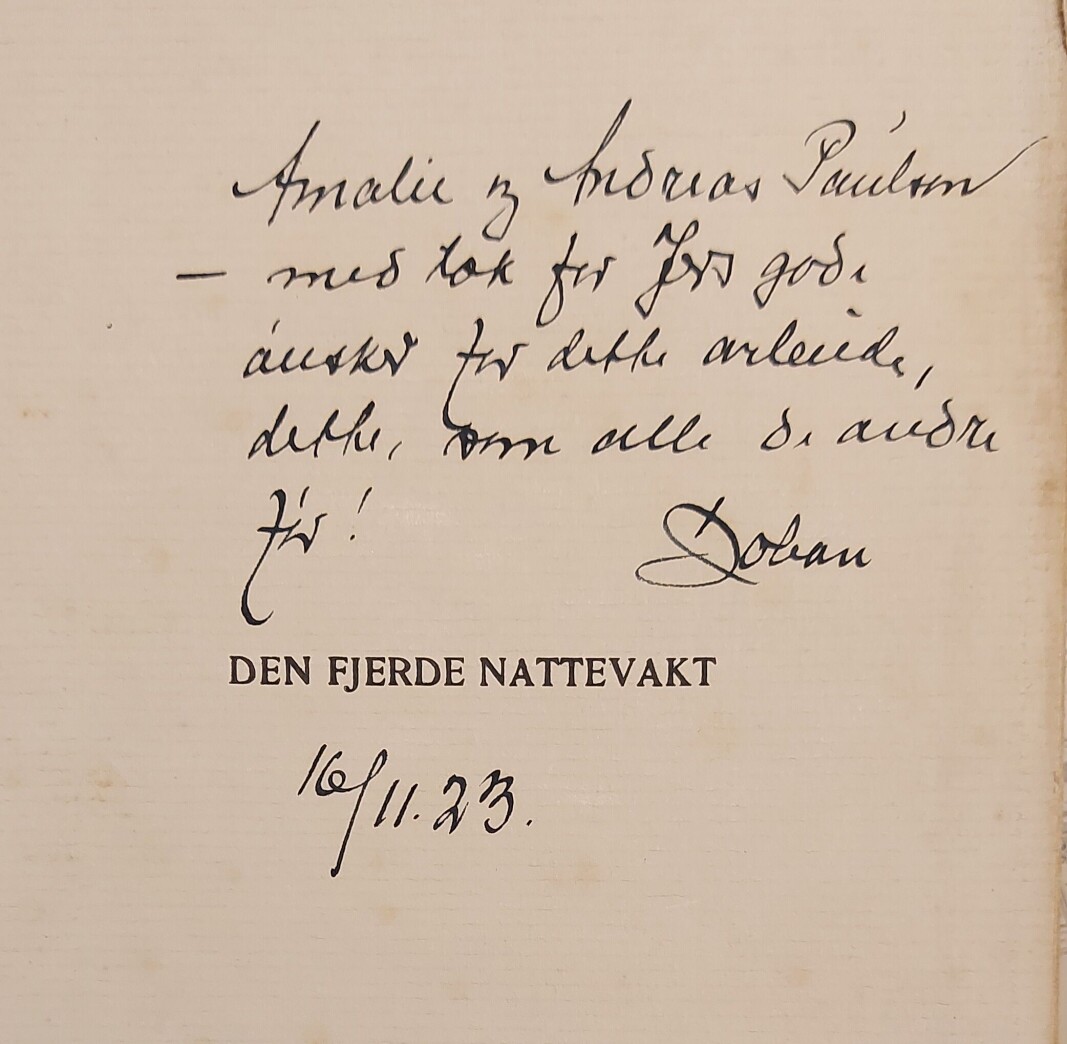 En av A.P.s mange forfattervenner var Johan Falkberget, som også besøkte Paulson flere ganger i Bergen. Her en hilsen til Andreas og frue fra selveste Johan. En av A.P.s mange forfattervenner var Johan Falkberget, som også besøkte Paulson flere ganger i Bergen. Her en hilsen til Andreas og frue fra selveste Johan.