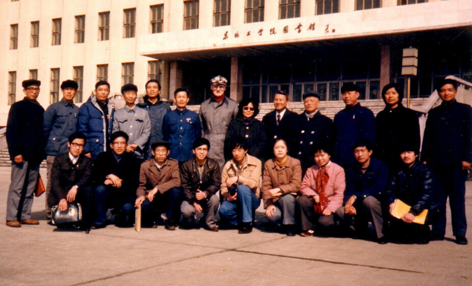 Rolf sammen med deltakerne på den tredje workshopen på støveksplosjoner i Shenyang i 1986.