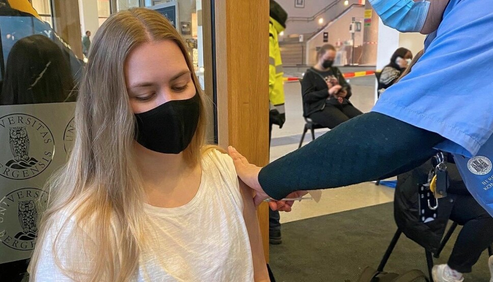 Dose tre: Student Rakel Bøe får vaksinasjon på Studentsenteret.