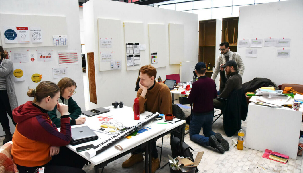 KREATIVT: Bachelorstudentene på KMD ble delt inn i grupper og har jobbet med ulike materialer og teknikker KREATIVT: Bachelorstudentene på KMD ble delt inn i grupper og har jobbet med ulike materialer og teknikker