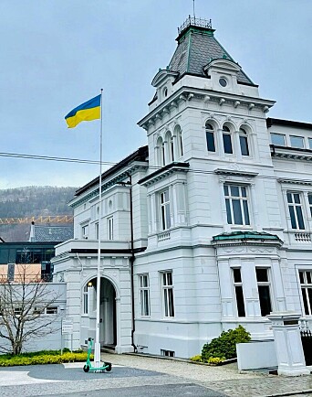 Ukrainas flagg vaiet på Museplass, lørdag
