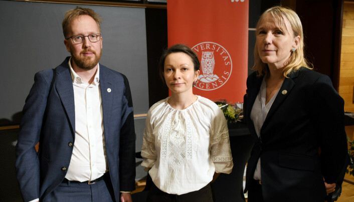 Professor Knut Einar Skodvin og førsteamanuensis Liliia Oprysk sammen med rektor Margareth Hagen.