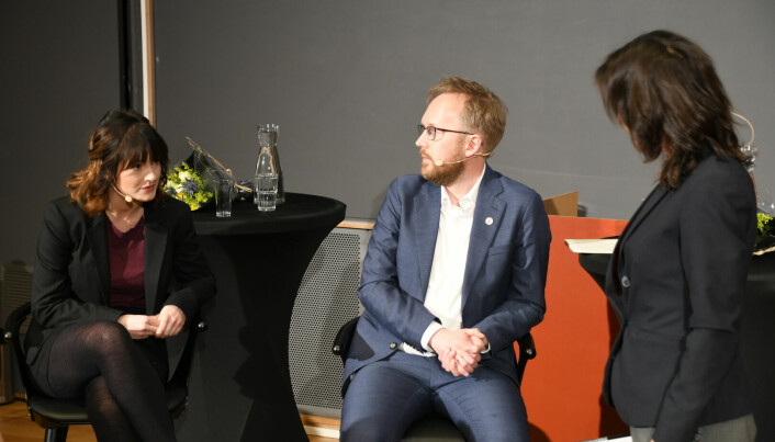 Stipendiat Johanne Kalsaas og professor Martin Skodvin i samtale med Siri Lill Mannes.