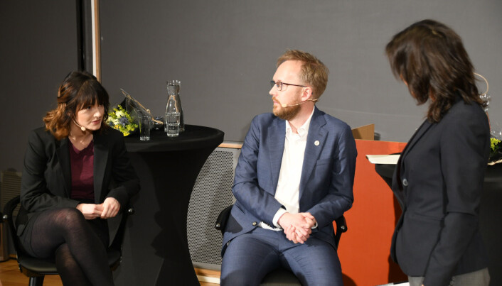 Stipendiat Johanne Kalsaas og professor Martin Skodvin i samtale med Siri Lill Mannes. Stipendiat Johanne Kalsaas og professor Martin Skodvin i samtale med Siri Lill Mannes.