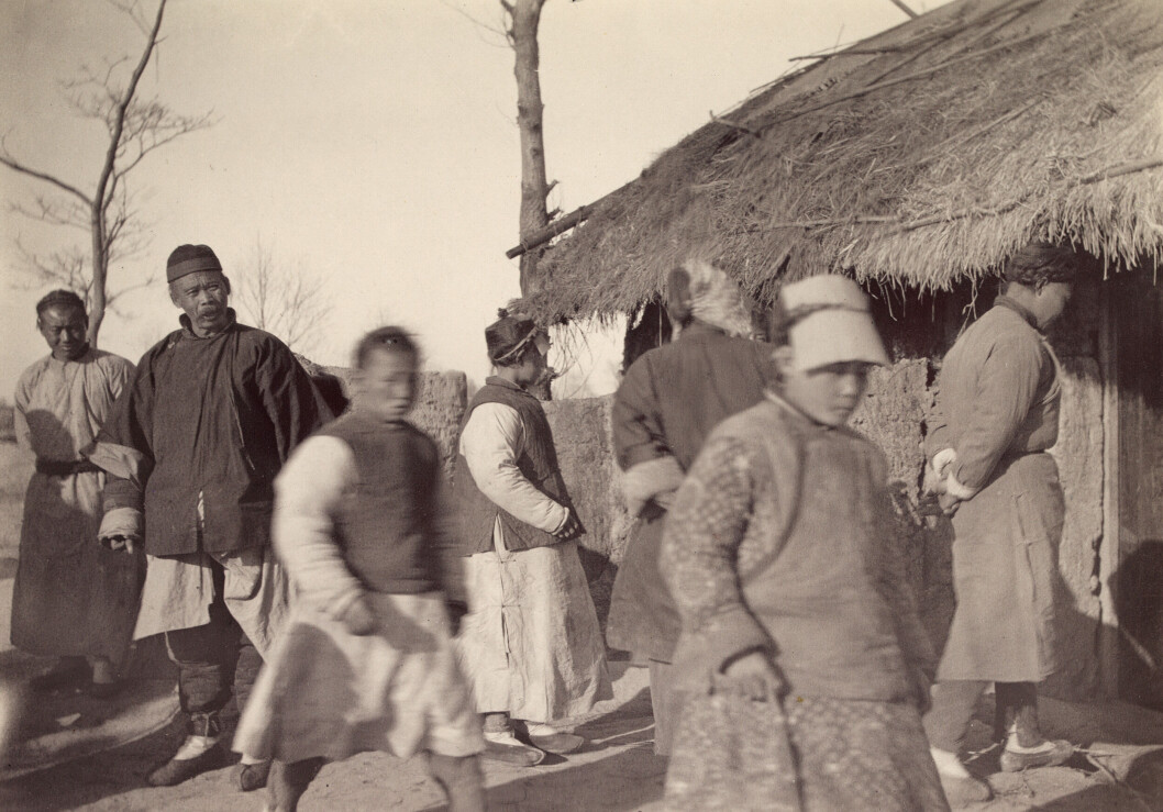 Lokalbefolkningen snur seg vekk fra fotografen, for å unngå å bli fotografert og utsatt for «det onde øyet» (ubb-bs-fol-02268-009, fotograf: Einar Jønsberg Müller). Lokalbefolkningen snur seg vekk fra fotografen, for å unngå å bli fotografert og utsatt for «det onde øyet» (ubb-bs-fol-02268-009, fotograf: Einar Jønsberg Müller).