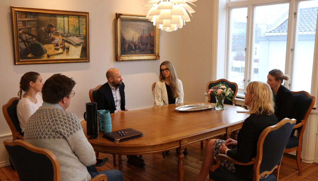 Fra signeringsmøtet mellom UiB og Raftostiftelsen. Fra signeringsmøtet mellom UiB og Raftostiftelsen.