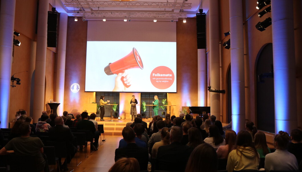 Stortinget arrangerte det de tror er deres første åpne folkemøte i samarbeid med UiB i Aulaen. Stortinget arrangerte det de tror er deres første åpne folkemøte i samarbeid med UiB i Aulaen.