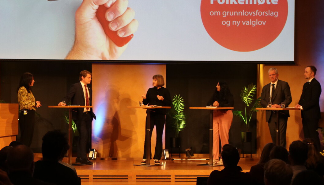 Frøy Gudrandense, Peter Frølich (H), Sara Bell (Sv), Lubna Jaffery (Ap), Nils Bjørke (Sp) og Erik Holmøyvik (UiB og valglovutvalget). Frøy Gudrandense, Peter Frølich (H), Sara Bell (Sv), Lubna Jaffery (Ap), Nils Bjørke (Sp) og Erik Holmøyvik (UiB og valglovutvalget).