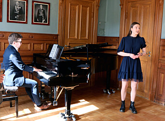 Studentar frå Griegakademiet, Herman Lieberg Christoffersen og Una Kristin Sagatun Kristjansdottir, framførte mellom anna Edvard Griegs "Ved Rondane" for jubilantane.
