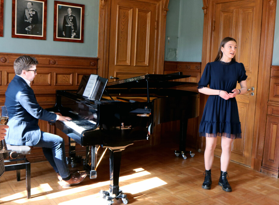 Studentar frå Griegakademiet, Herman Lieberg Christoffersen og Una Kristin Sagatun Kristjansdottir, framførte mellom anna Edvard Griegs 'Ved Rondane' for jubilantane.