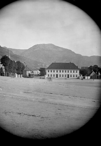 Billedsamlingens gamle skatter forteller oss ikke bare om samfunnet i gamle dager. Vi kan også lære om fototeknikken som ble brukt. Her ser vi Logen som troner ved Engen omtrent i 1870. Billedsamlingens gamle skatter forteller oss ikke bare om samfunnet i gamle dager. Vi kan også lære om fototeknikken som ble brukt. Her ser vi Logen som troner ved Engen omtrent i 1870.