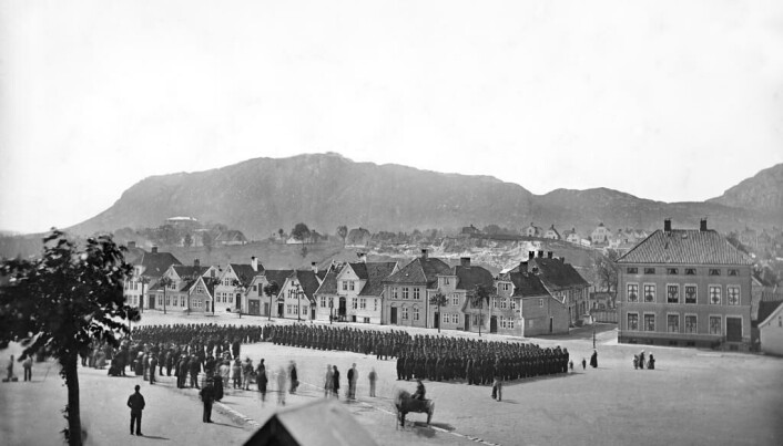 God plass på Engen i 1867. Plassen ble blant annet brukt til militær eksersis, viser et av Billedsamlingens gløtt inn i fortiden. God plass på Engen i 1867. Plassen ble blant annet brukt til militær eksersis, viser et av Billedsamlingens gløtt inn i fortiden.