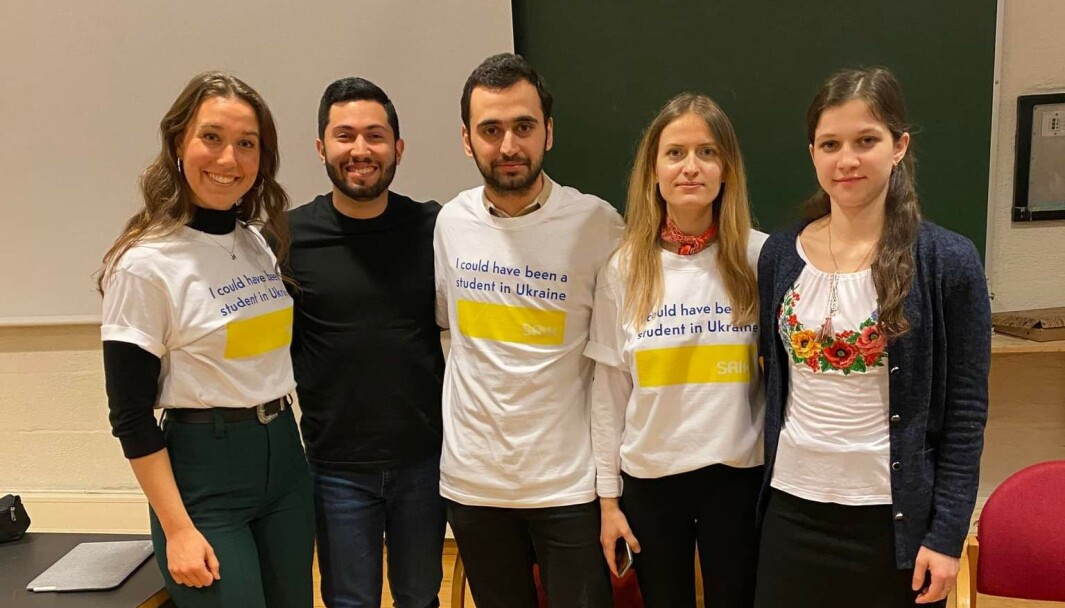 Leder i SAIH Hector Ulloa (nummer 2 fra venstre) og Aliaksandra Haurusik (nummer to fra høyre) sammen med studentaktivister fra UiB. Leder i SAIH Hector Ulloa (nummer 2 fra venstre) og Aliaksandra Haurusik (nummer to fra høyre) sammen med studentaktivister fra UiB.