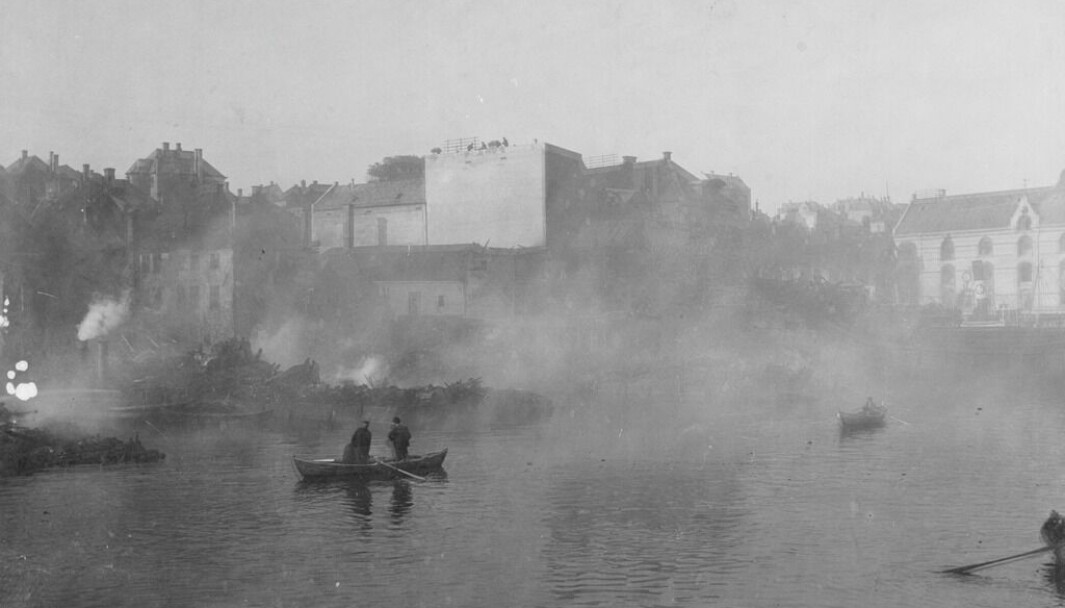 Brann på Strandsiden i 1901. Slik må røyken også ha ligget påsken 1771. Foto: Louis Anton Jacobsen. Kilde: Brosings samling