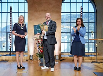 Direktør for KODE, Petter Snare, mottok Christieprisen 2022 fra rektor Margareth Hagen og prorektor Pinar Heggernes. Direktør for KODE, Petter Snare, mottok Christieprisen 2022 fra rektor Margareth Hagen og prorektor Pinar Heggernes.