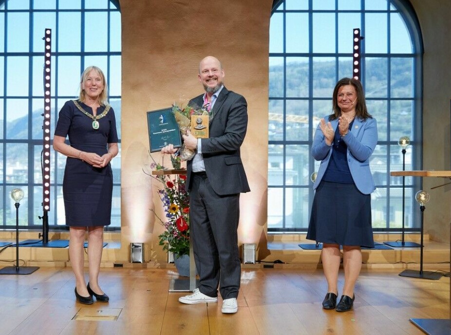 Direktør for KODE, Petter Snare, mottok Christieprisen 2022 fra rektor Margareth Hagen og prorektor Pinar Heggernes.