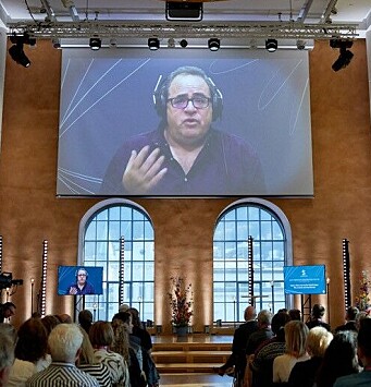 Keynote speaker Mark Gevisser forklarte hvordan politikken rundt LHBT-saker ofte blir polarisert rundt en rosa linje mellom høyrepopulisme og konservative på den ene siden og liberal politikk på den andre. Keynote speaker Mark Gevisser forklarte hvordan politikken rundt LHBT-saker ofte blir polarisert rundt en rosa linje mellom høyrepopulisme og konservative på den ene siden og liberal politikk på den andre.