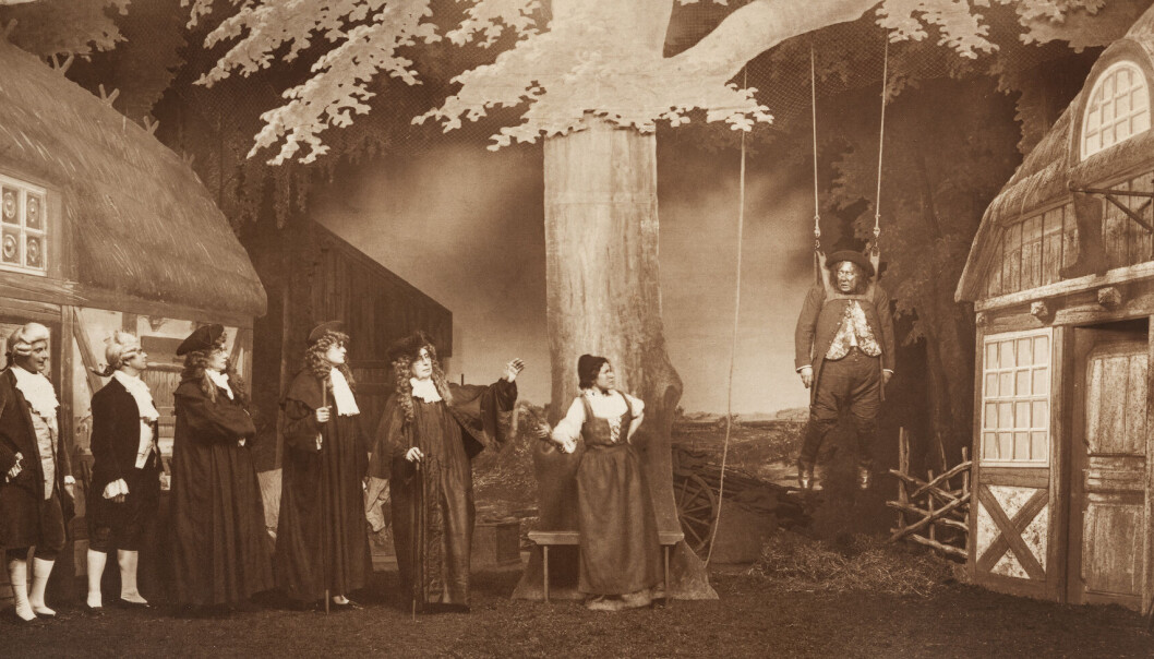 William Ivarson spiller den hengte Jeppe i 1911 oppsettingen av «Jeppe på Bjerget». William Ivarson spiller den hengte Jeppe i 1911 oppsettingen av «Jeppe på Bjerget».