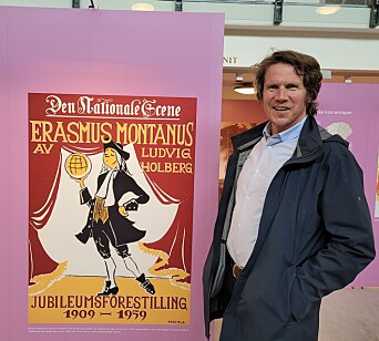 Jørgen Sejersted sammen med teaterplakaten til oppsettingen av Erasmus Montanus.