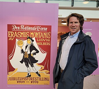 Jørgen Sejersted sammen med teaterplakaten til oppsettingen av Erasmus Montanus. Jørgen Sejersted sammen med teaterplakaten til oppsettingen av Erasmus Montanus.