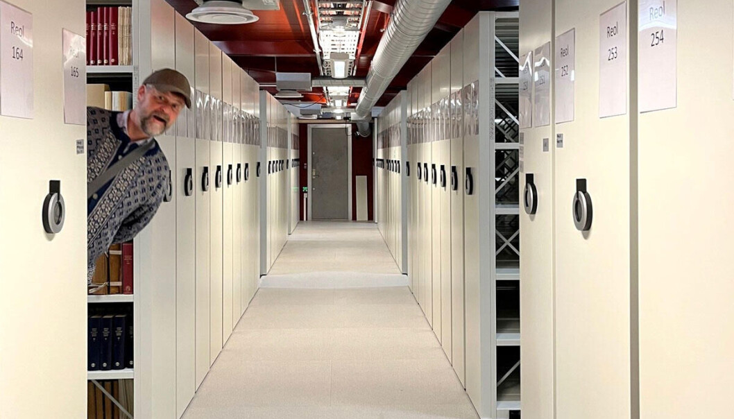 Arkivet der kjeldematerialet til ordbøkene befinn seg, består av hyllemeter på hyllemeter. Hyppig besøkt av leksikograf Terje Svardal ved Universitetsbiblioteket/Språksamlingane. Arkivet der kjeldematerialet til ordbøkene befinn seg, består av hyllemeter på hyllemeter. Hyppig besøkt av leksikograf Terje Svardal ved Universitetsbiblioteket/Språksamlingane.