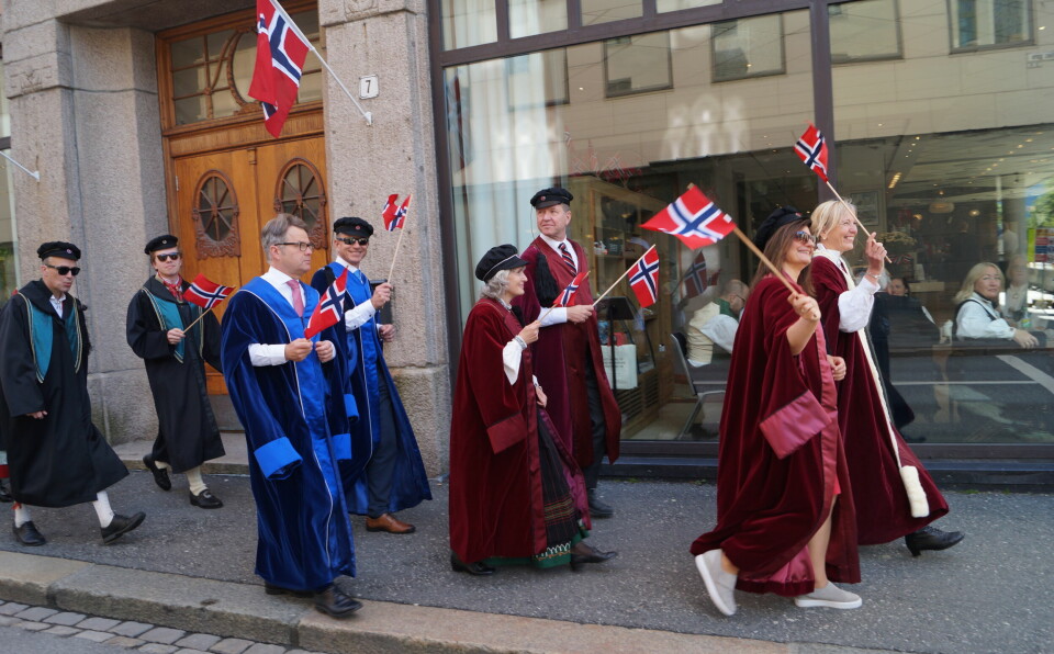 Universitetsledelsen på vei til Koengen for å stille seg opp i hovedprosesjonen på 17. mai i fjor.