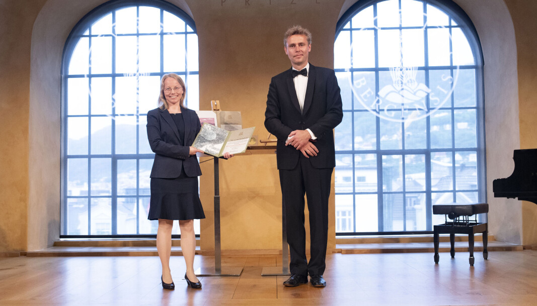 Forsknings- og høyere utdanningsminister Ola Borten Moe overrakte Nils Klim-prisen til den finske teologen Elisa Uusimäki. Forsknings- og høyere utdanningsminister Ola Borten Moe overrakte Nils Klim-prisen til den finske teologen Elisa Uusimäki.