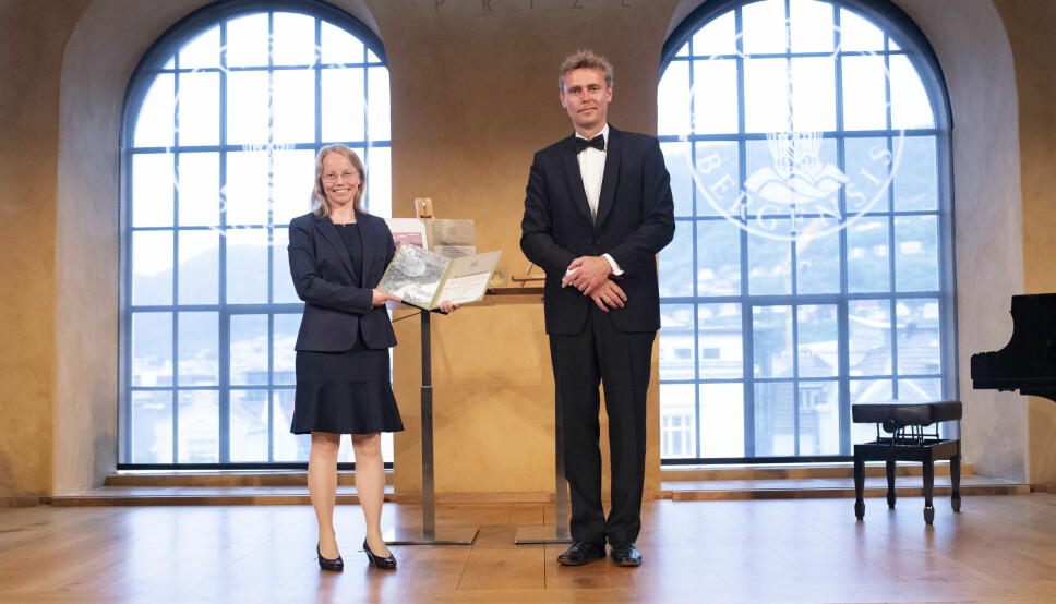 Forsknings- og høyere utdanningsminister Ola Borten Moe overrakte Nils Klim-prisen til den finske teologen Elisa Uusimäki.