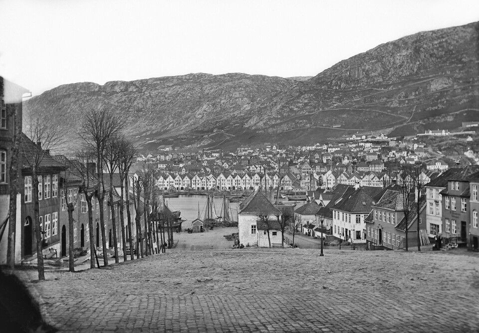 «Muralmindingen i Bergen». Fotograf: Knud Knudsen. 9.5.1865. KK-klassisk samling.