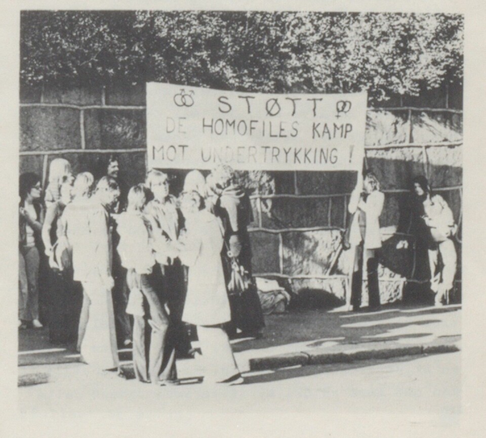 Punktdemonstrasjon utenfor den britiske ambassaden i Oslo, 27. juni 1974. Homofile i Nord-Irland var fremdeles kriminalisert, i motsetning til i resten av Storbritannia. Foto: Ukjent/Fritt Fram/Skeivt Arkiv.