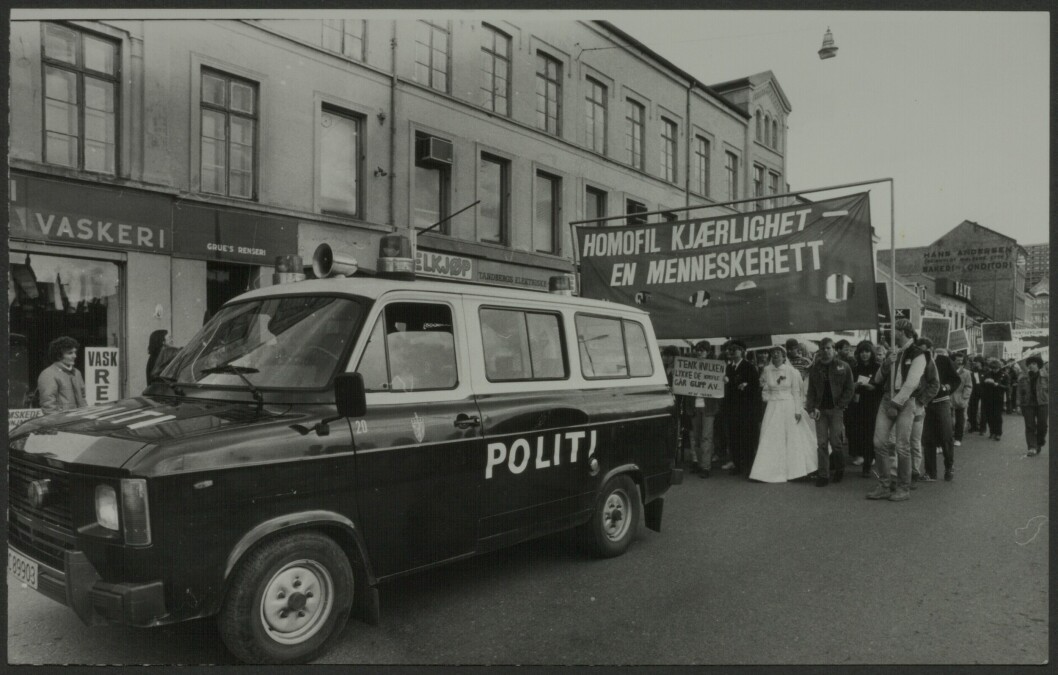 Homoseksjon i 1. mai-tog på Grønland i Oslo, 1982. «Homofil kjærlighet – en menneskerett» står det på parolen.