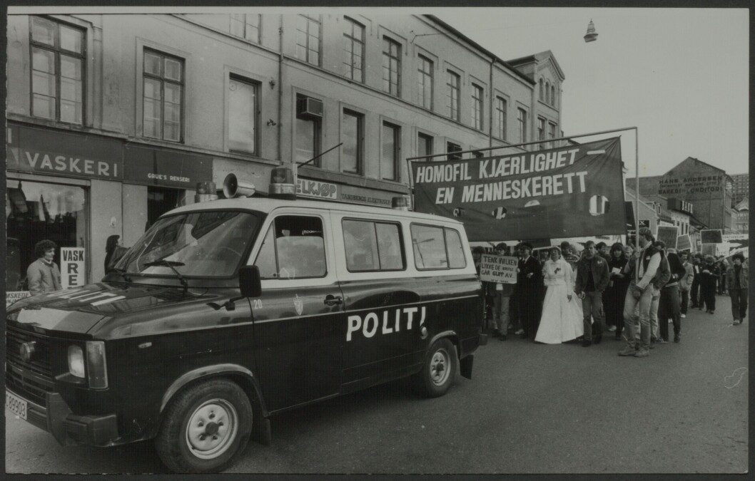 Homoseksjon i 1. mai-tog på Grønland i Oslo, 1982. «Homofil kjærlighet – en menneskerett» står det på parolen. Homoseksjon i 1. mai-tog på Grønland i Oslo, 1982. «Homofil kjærlighet – en menneskerett» står det på parolen.