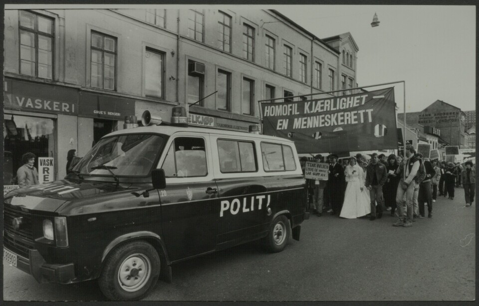 Homoseksjon i 1. mai-tog på Grønland i Oslo, 1982. «Homofil kjærlighet – en menneskerett» står det på parolen.