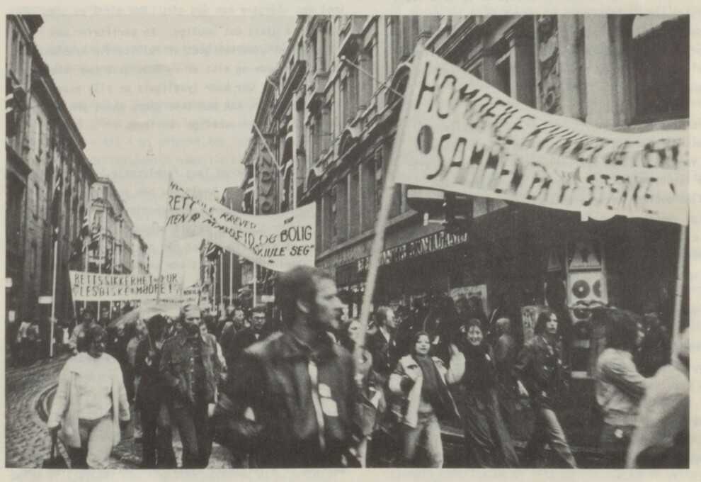 01 mai 1975 gikk 150 mennesker i tog under parolene «Støtt de homofiles kamp mot undertrykking» og «Homofile krever rett til arbeid og bolig uten å måtte skjule seg». Foto: Ukjent/Fritt Fram/Skeivt arkiv.