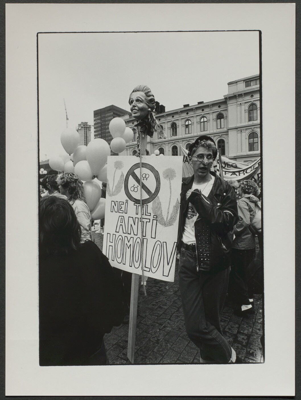 Reidar Engesbak er i dag journalist i Blikk. Han har mange år bak seg som skeiv aktivist. Her demonstrerer han i 1989 mot loven i Storbritannia som forbød å promotere homoseksualitet.