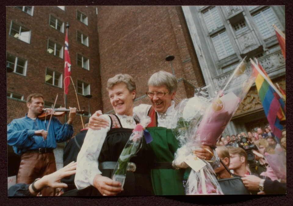 I 1993 var det endelig mulig for to av samme kjønn å inngå partnerskap i Norge. Kim Friele fikk naturlig nok være blant de første som fikk gjøre det, sammen med sin Wenche Lowzow. Foto: Kim Frieles fotoalbum/Skeivt Arkiv.