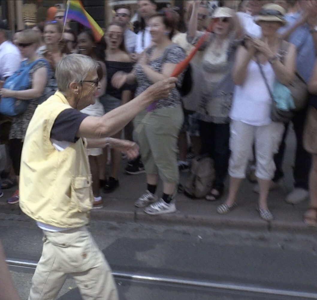 Kim Friele var dårlig til beins og skulle bare se på. Men folkemassene krevde at hun likevel ble med i Pride tog gjennom Oslo i 2017. Hun ble hyllet som en dronning langs hele ruten. Kim Friele var dårlig til beins og skulle bare se på. Men folkemassene krevde at hun likevel ble med i Pride tog gjennom Oslo i 2017. Hun ble hyllet som en dronning langs hele ruten.
