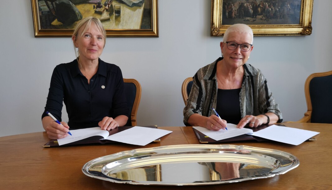Rektor Margareth Hagen ved UiB og direktør Anne Kverneland Bogsnes ved NAV Vestland signerte 24. juni ein avtale om tettare samarbeid om forsking og innovasjon. Målet er at begge institusjonane skal bli styrkte i prosessen.