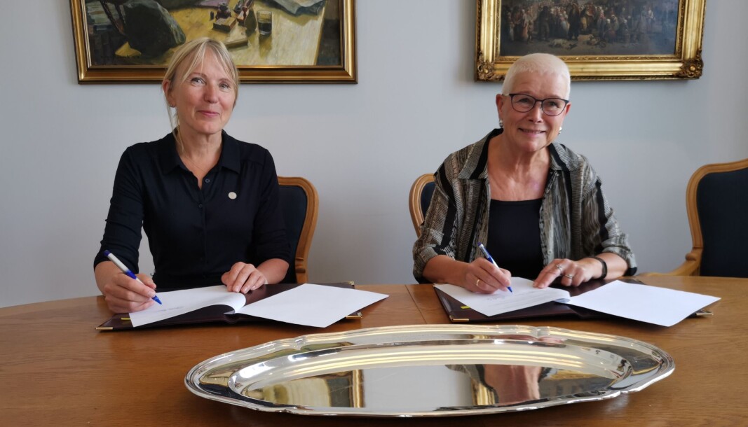 Rektor Margareth Hagen ved UiB og direktør Anne Kverneland Bogsnes ved NAV Vestland signerte 24. juni ein avtale om tettare samarbeid om forsking og innovasjon. Målet er at begge institusjonane skal bli styrkte i prosessen. Rektor Margareth Hagen ved UiB og direktør Anne Kverneland Bogsnes ved NAV Vestland signerte 24. juni ein avtale om tettare samarbeid om forsking og innovasjon. Målet er at begge institusjonane skal bli styrkte i prosessen.