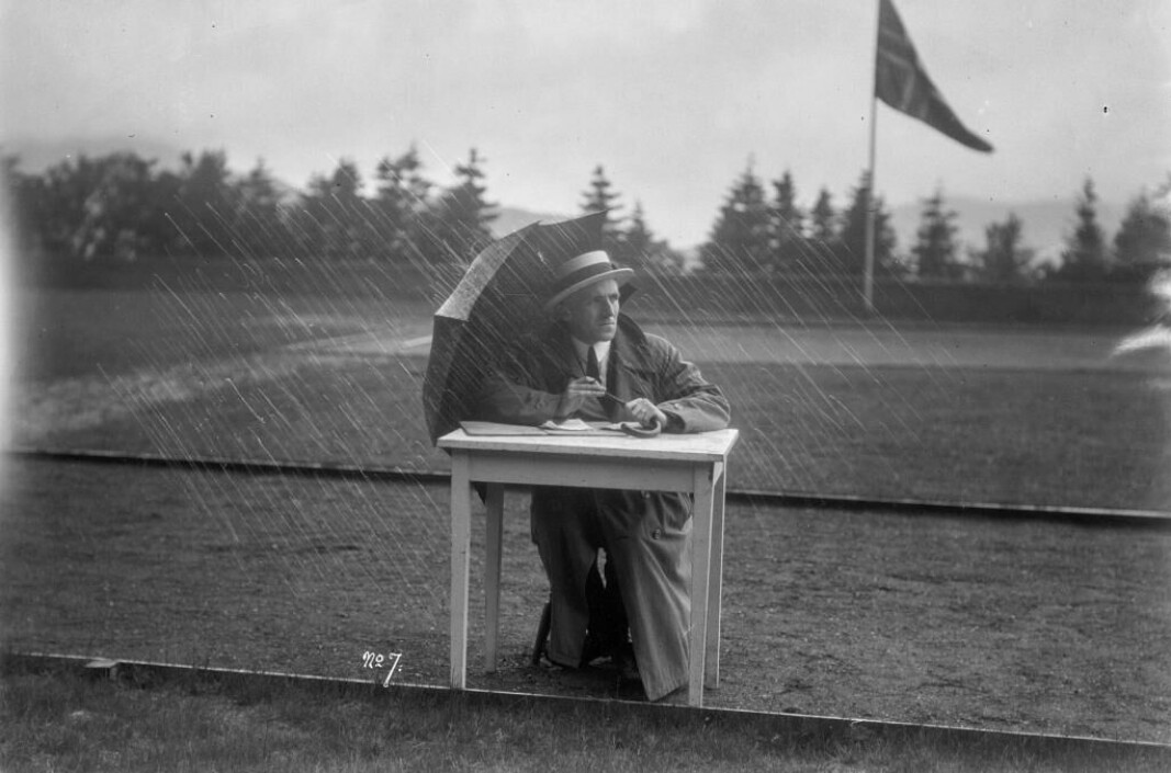 «Bilde fra åpningen av Skansemyrens idrettsplass 29. juni 1924.» Regnet kom ikke godt nok frem på negativet, så de tunge regndråpene er blitt tegnet på i etterkant. Det var vanlig tidligere å retusjere bilder direkte på negativet. Foto: Atelier KK. «Bilde fra åpningen av Skansemyrens idrettsplass 29. juni 1924.» Regnet kom ikke godt nok frem på negativet, så de tunge regndråpene er blitt tegnet på i etterkant. Det var vanlig tidligere å retusjere bilder direkte på negativet. Foto: Atelier KK.