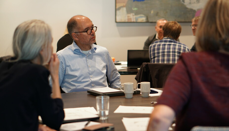 Torbjørn Torsheim diskuterer med sin gruppe under erfaringsdelingseminaret for UiB FRAMtid